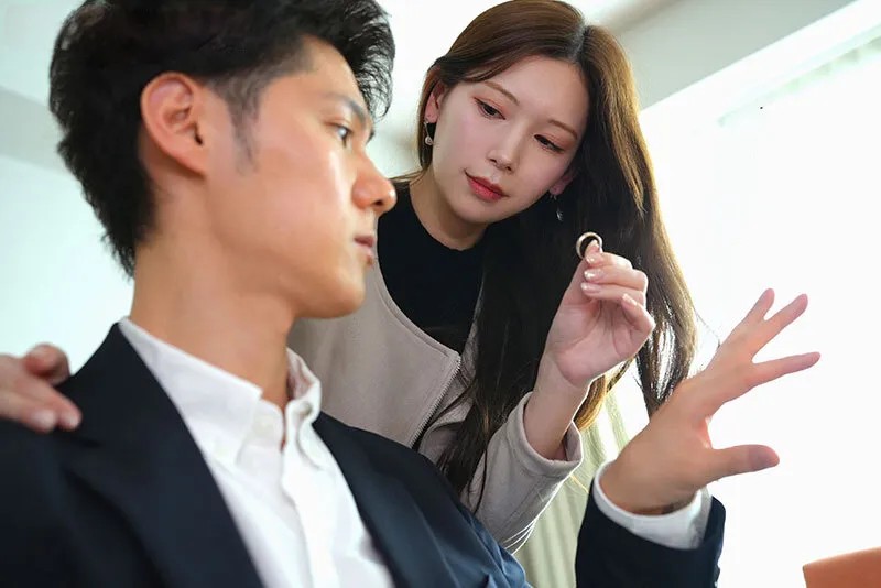 Bà xã đi đi chơi, ông xã ở nhà bị nhỏ em bà xã gạ làm tình không trượt phát nào