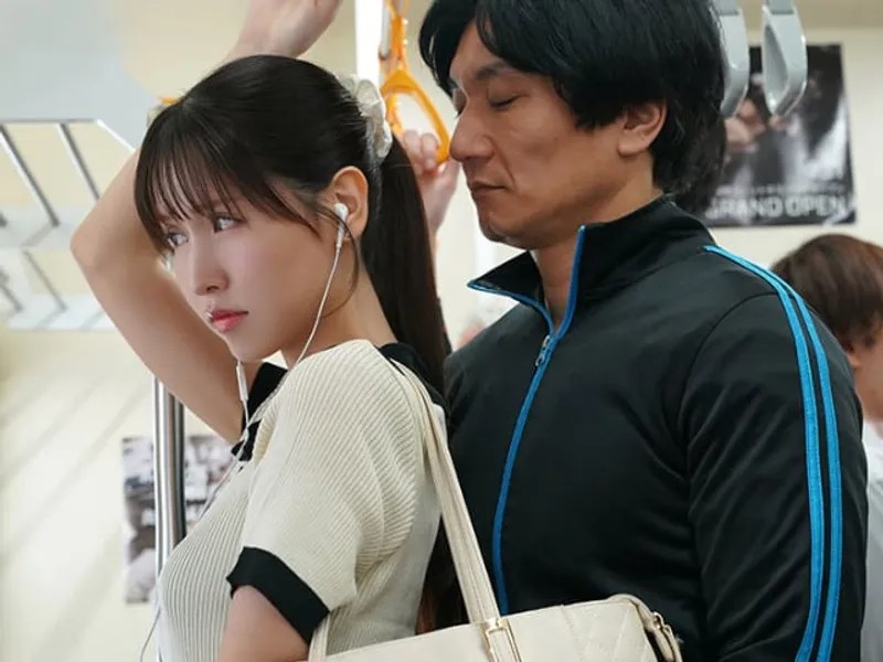 Bị thầy giáo cũ quấy rối tình dục trên tàu điện